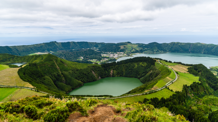 Açores, île de Sao Miguel, vue sur les lacs volcaniques et chemin de randonnée