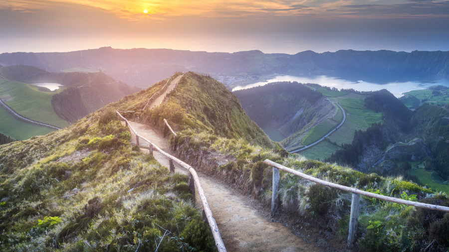 Açores, ile de Sao Miguel, chemin de randonnée vers un lac volcanique