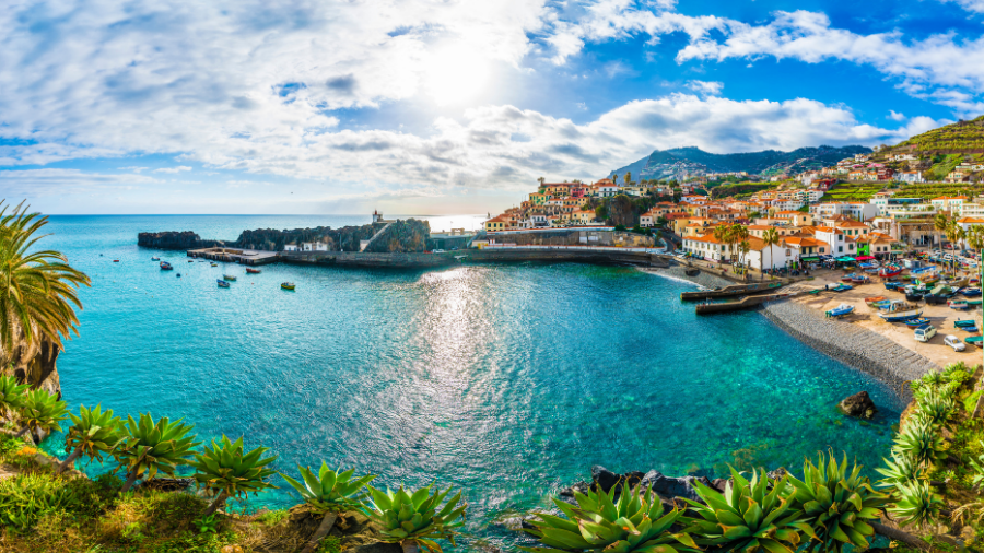 Madère, Camara de Lobos, vilage en bord de plage et mer turquoise