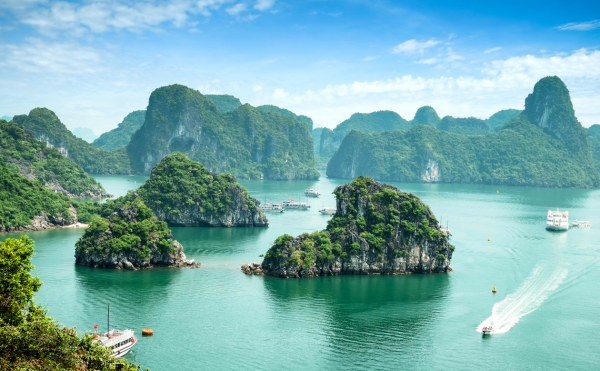 Baie halong au vietnam, vue arienne, avec l'eau bleu, les bateaux et les grands rochers dans l'eau