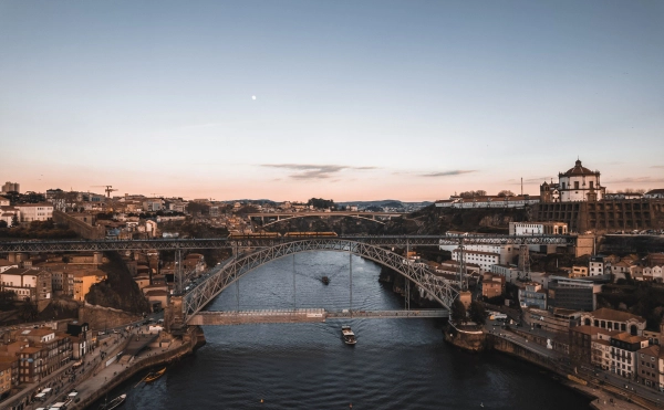 comparaison porto et Lisbonne voyage au portugal vue sur la rivière de porto et son pont