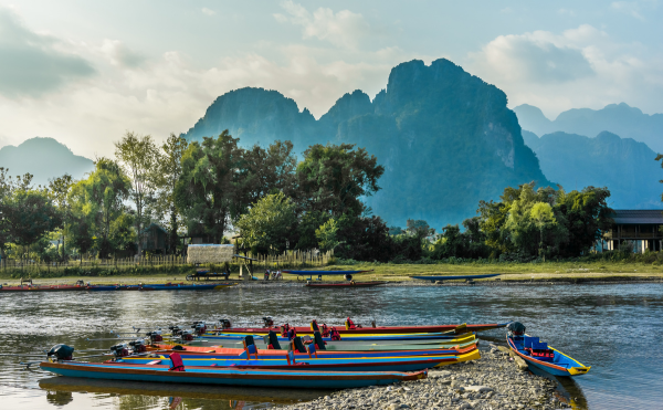 laos mekong barque asie du sud est, kayak sur l'eau, paysage montagneux avec de la verdure et des arbres