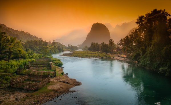 Mekong au Laos en asie avec la rivière, la flore et les montagnes en fond