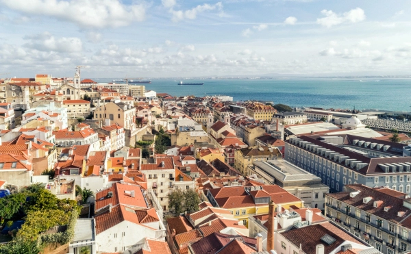 vue sur la ville de porto ou lisbonne avec immeubles et la mer