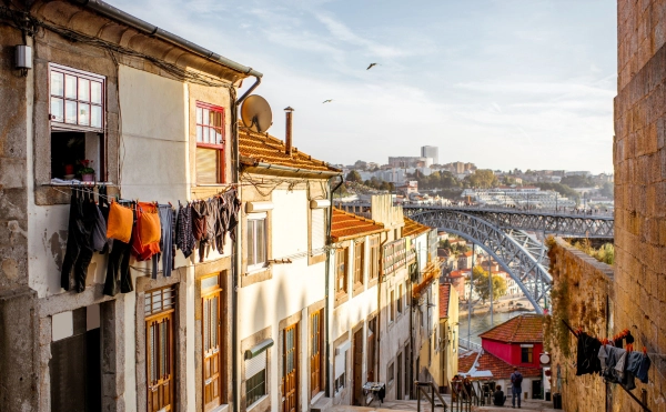 porto maison immeuble avec vue sur le pont et du linge qui sèche