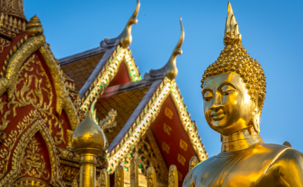 temple dorée en thailande bangkok et ciel bleu pour un voyage culturel