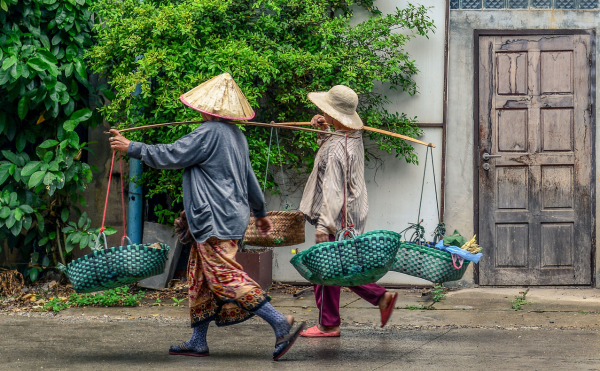 vietnam fruit asie voyage, deux personnes portant des panières avec des fruits en asie, au vietnam, dans la rue au bord de la maison