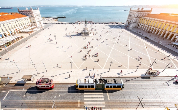 voyage porto ou Lisbonne découverte du portugal en couple, en famille ou en groupe, vue sur la mer et le tramway