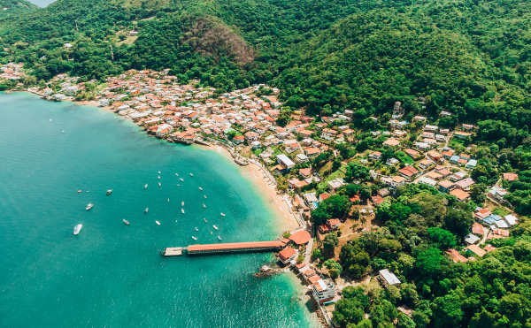 voyage Amérique centrale, voyage sur mesure et personnalisé au Panama, vue du ciel sur un village en bord de mer, de la nature, de la verdure et des arbres