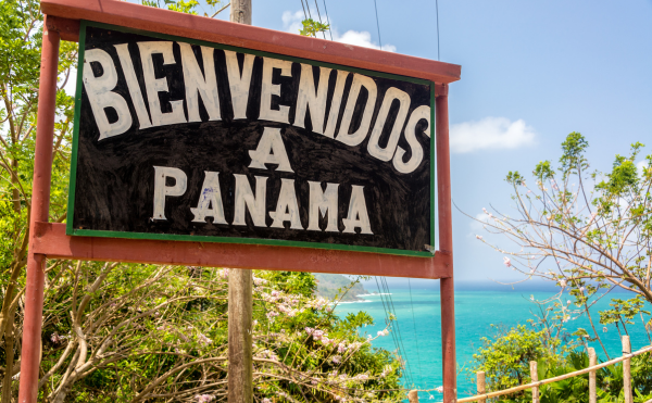Randonnée dans les montagnes de Boquete au Panama – trek Panama - panneau de bienvenue avec la mer et le ciel bleu