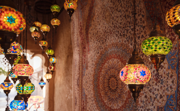 architecture voyage dans le nord du Maroc lanterne lumiere couleur tapis marocain