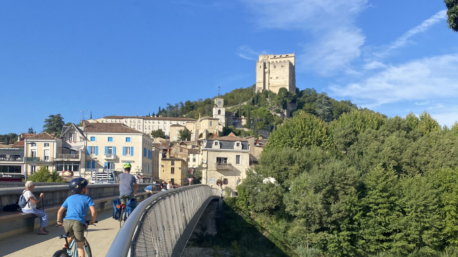 Que faire dans la Drôme - La ville de Crest et sa tour médiévale qui surplombe la ville